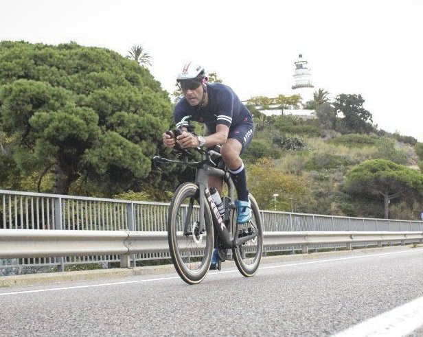 Massimo in bici durante una gara