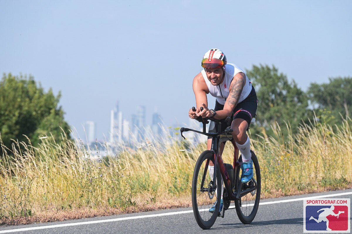 Massimo Veutro in posizione crono durante la frazione bici